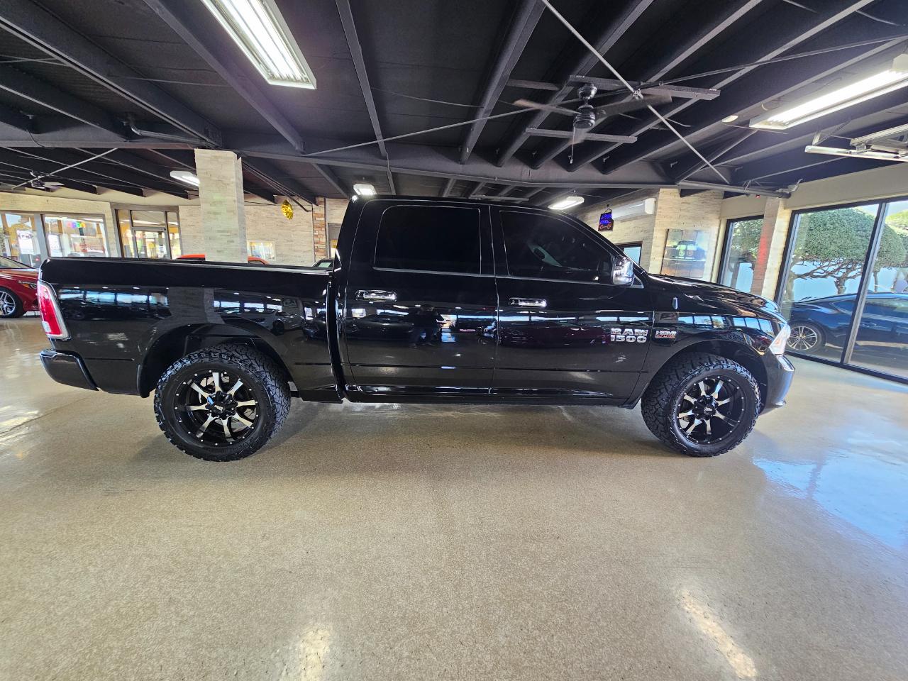 RAM 1500 4WD Crew Cab 140.5" Laramie Limited 2015