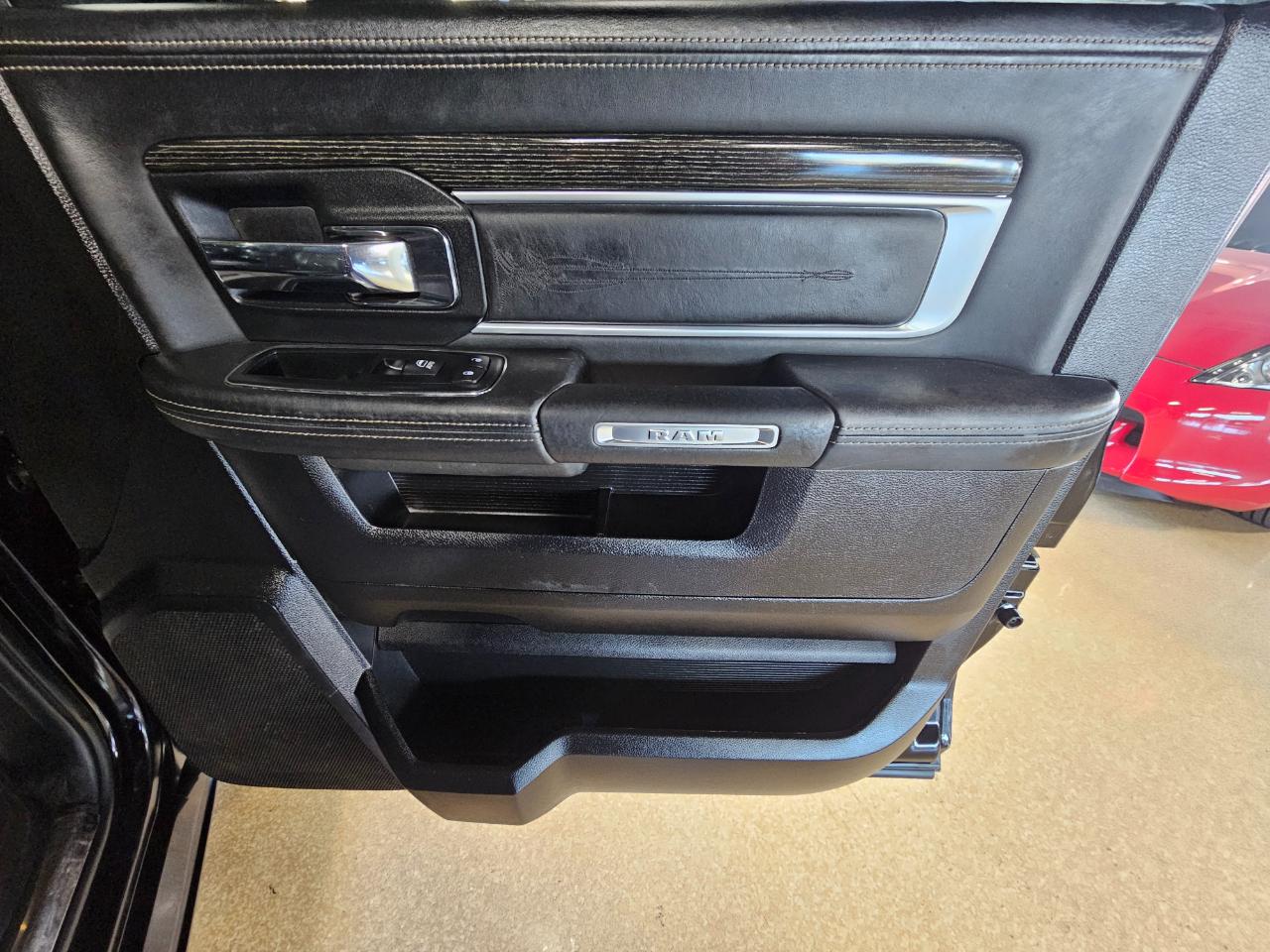 RAM 1500 4WD Crew Cab 140.5" Laramie Limited 2015