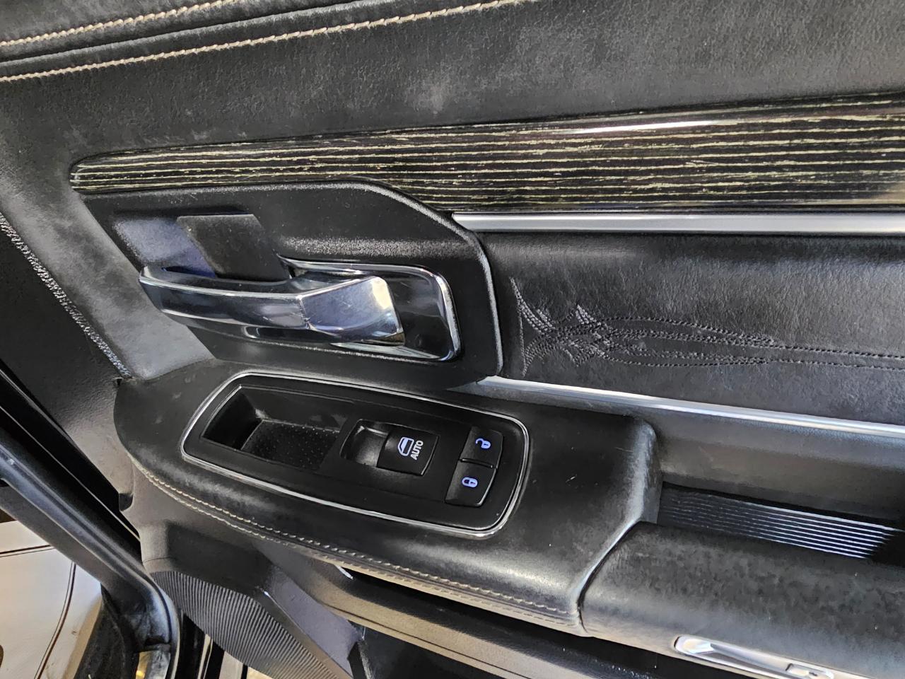 RAM 1500 4WD Crew Cab 140.5" Laramie Limited 2015