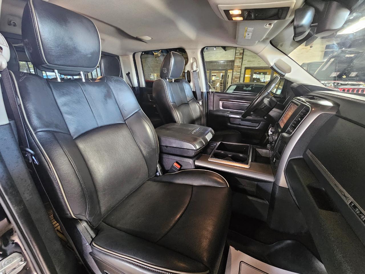 RAM 1500 4WD Crew Cab 140.5" Laramie Limited 2015