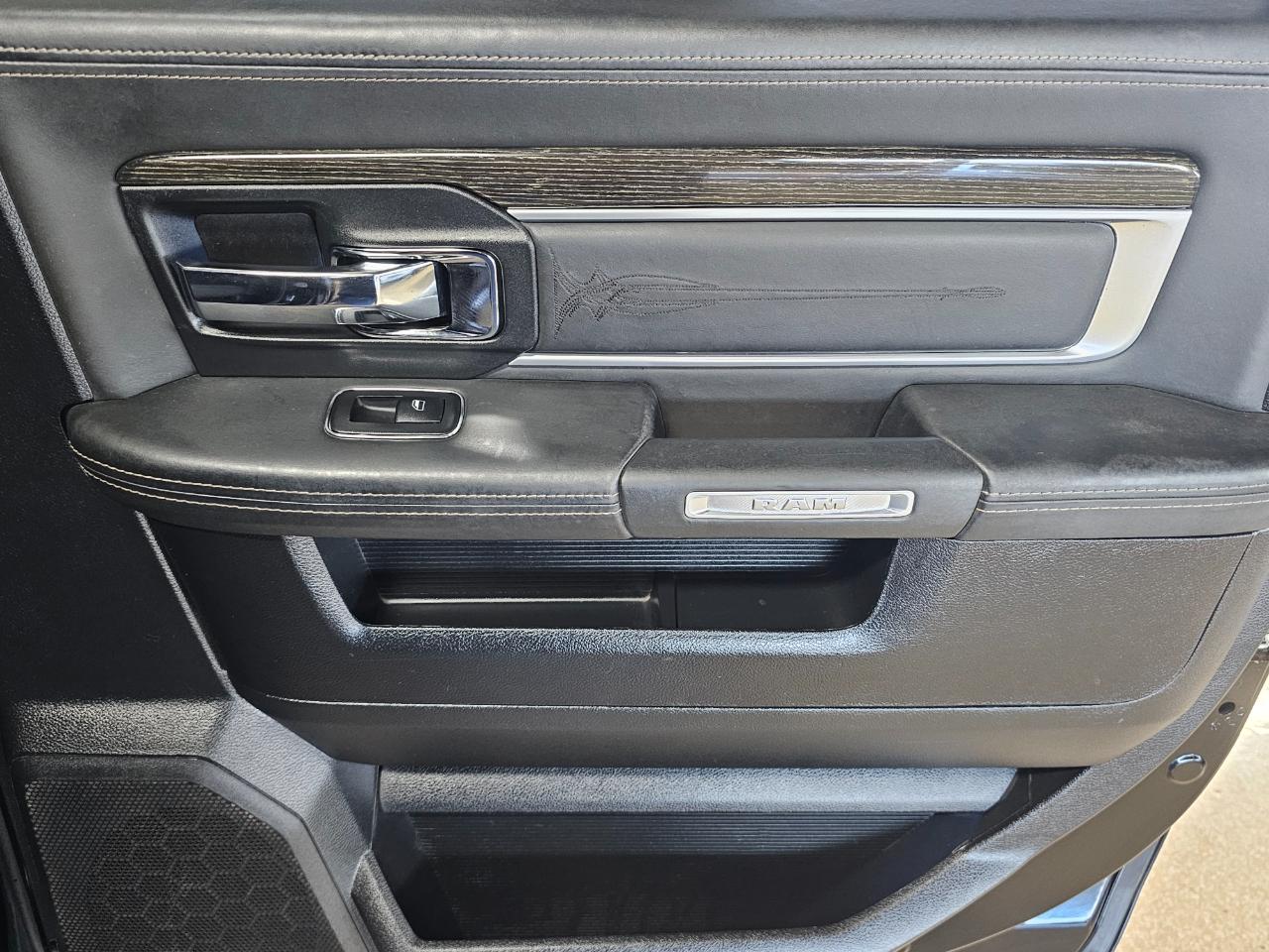 RAM 1500 4WD Crew Cab 140.5" Laramie Limited 2015