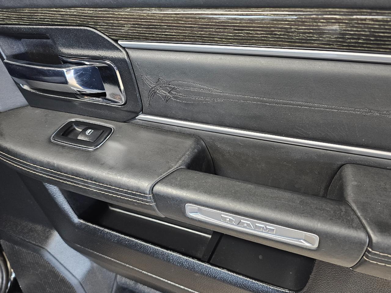 RAM 1500 4WD Crew Cab 140.5" Laramie Limited 2015