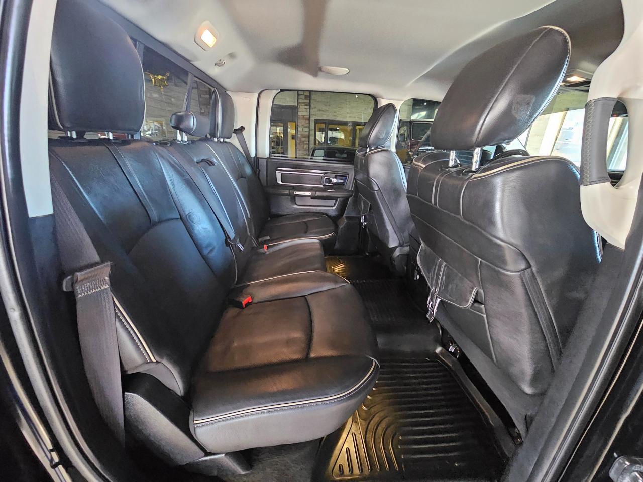 RAM 1500 4WD Crew Cab 140.5" Laramie Limited 2015