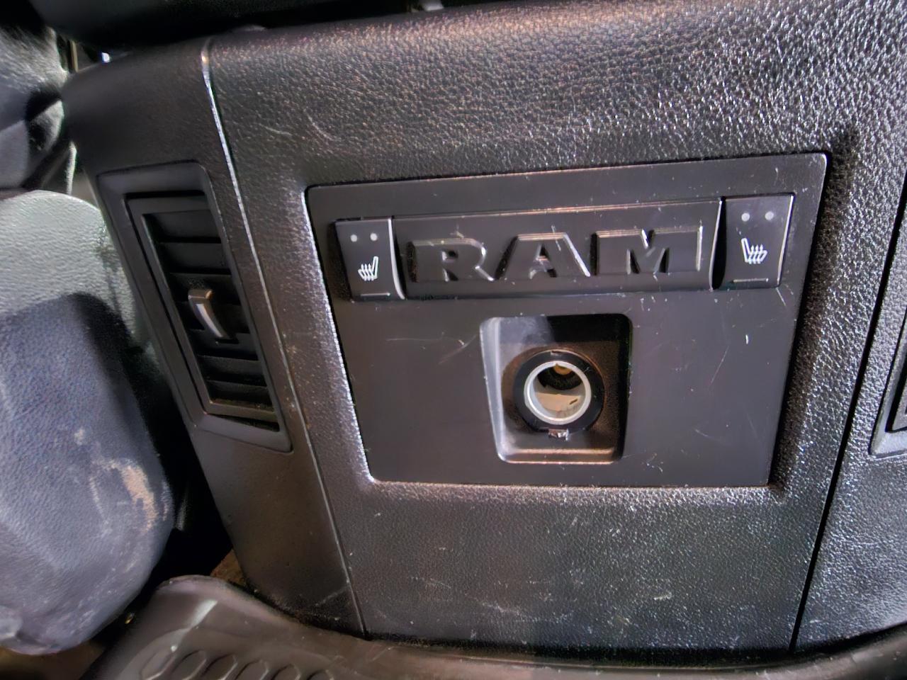 RAM 1500 4WD Crew Cab 140.5" Laramie Limited 2015