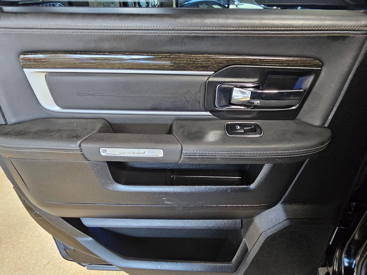 RAM 1500 4WD Crew Cab 140.5" Laramie Limited 2015