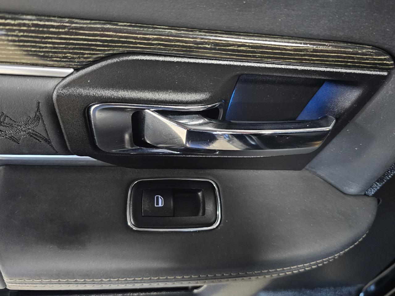 RAM 1500 4WD Crew Cab 140.5" Laramie Limited 2015