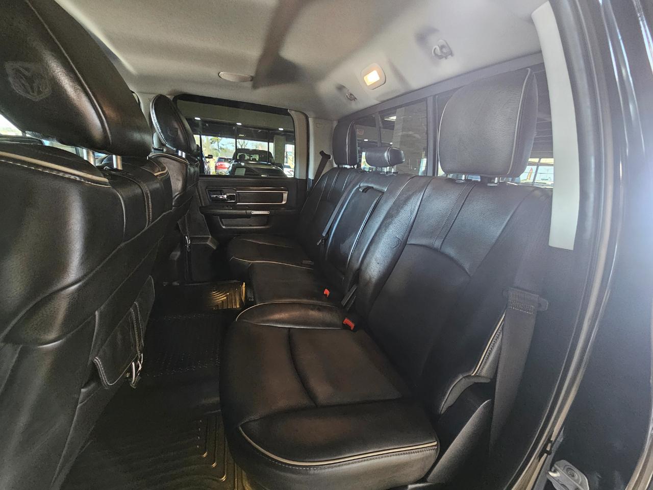 RAM 1500 4WD Crew Cab 140.5" Laramie Limited 2015