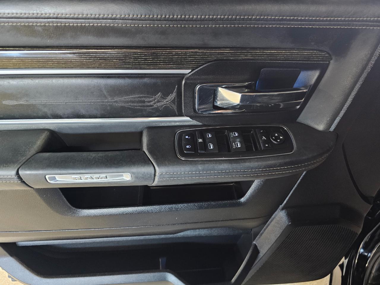 RAM 1500 4WD Crew Cab 140.5" Laramie Limited 2015