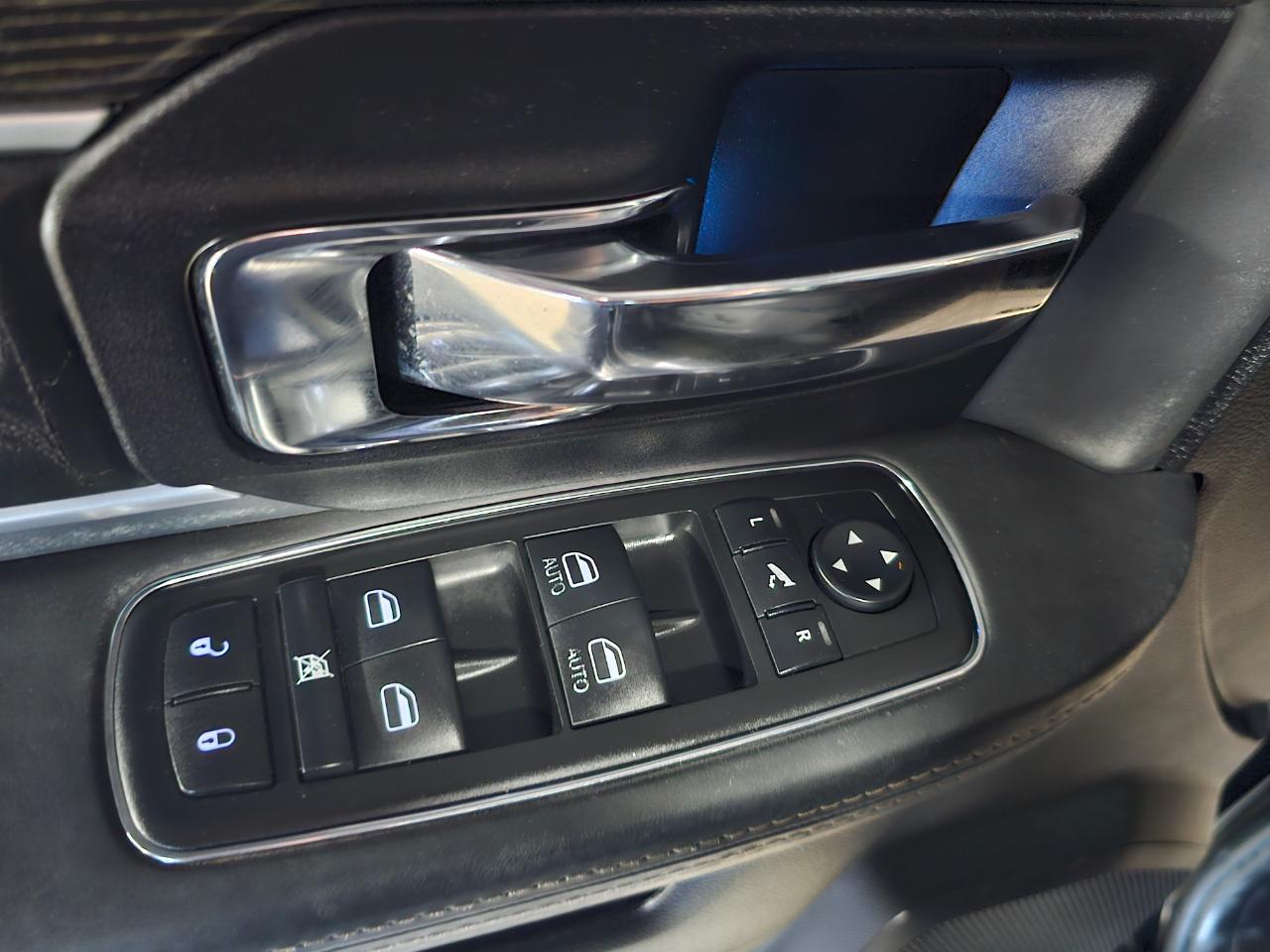 RAM 1500 4WD Crew Cab 140.5" Laramie Limited 2015