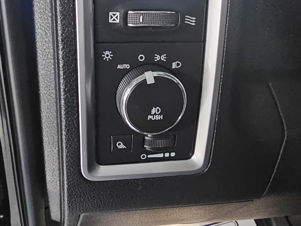 RAM 1500 4WD Crew Cab 140.5" Laramie Limited 2015