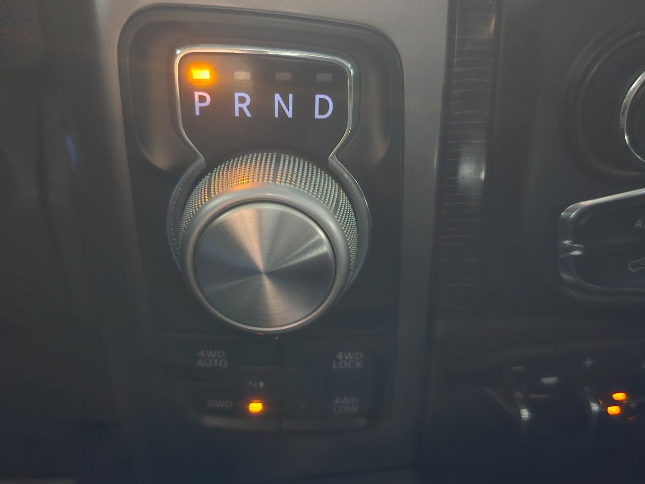 RAM 1500 4WD Crew Cab 140.5" Laramie Limited 2015