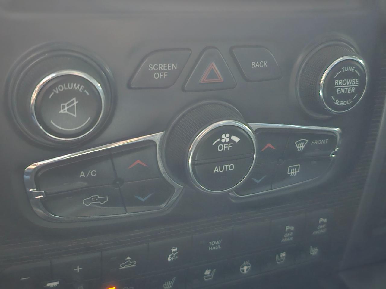 RAM 1500 4WD Crew Cab 140.5" Laramie Limited 2015