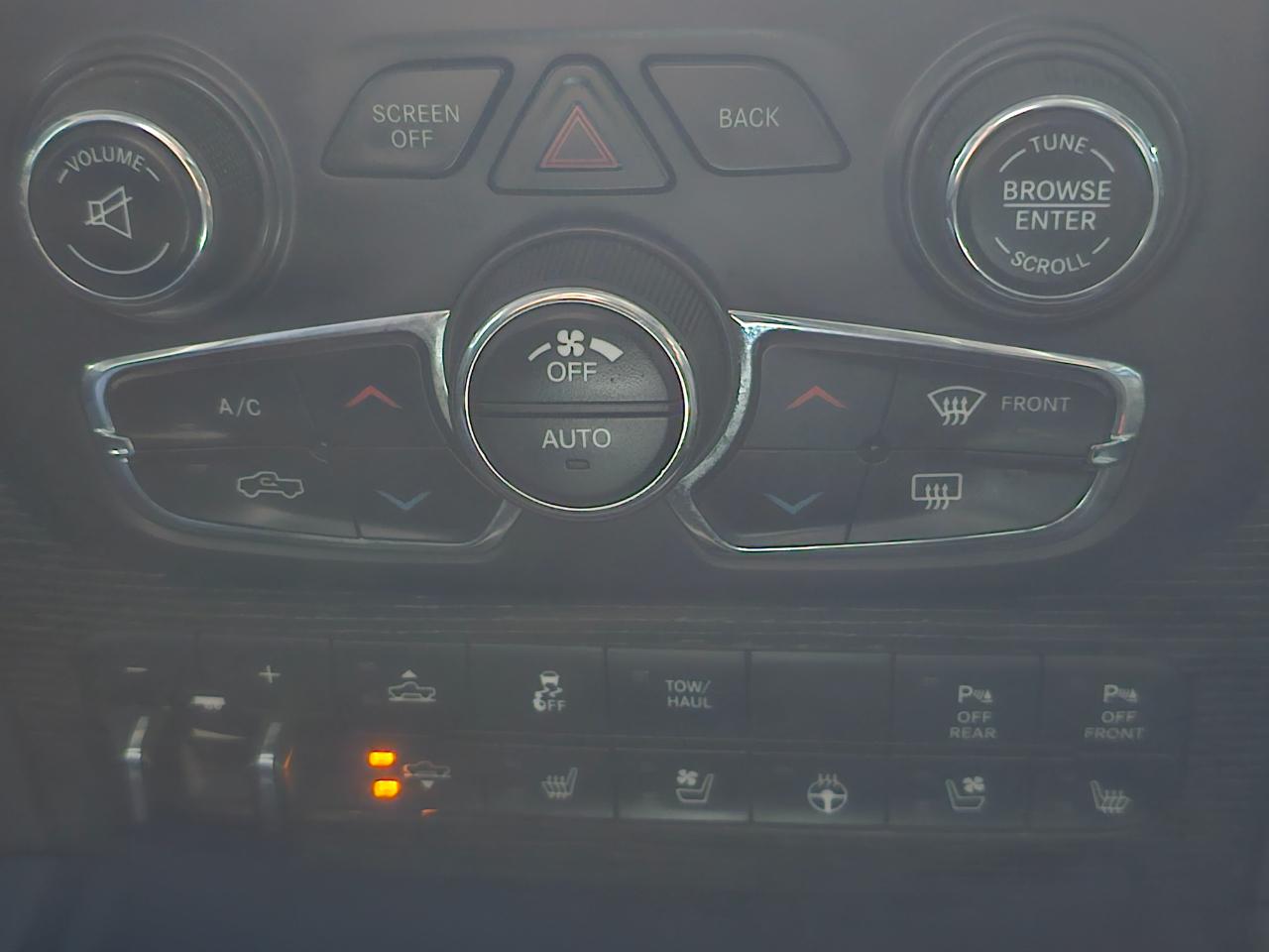 RAM 1500 4WD Crew Cab 140.5" Laramie Limited 2015