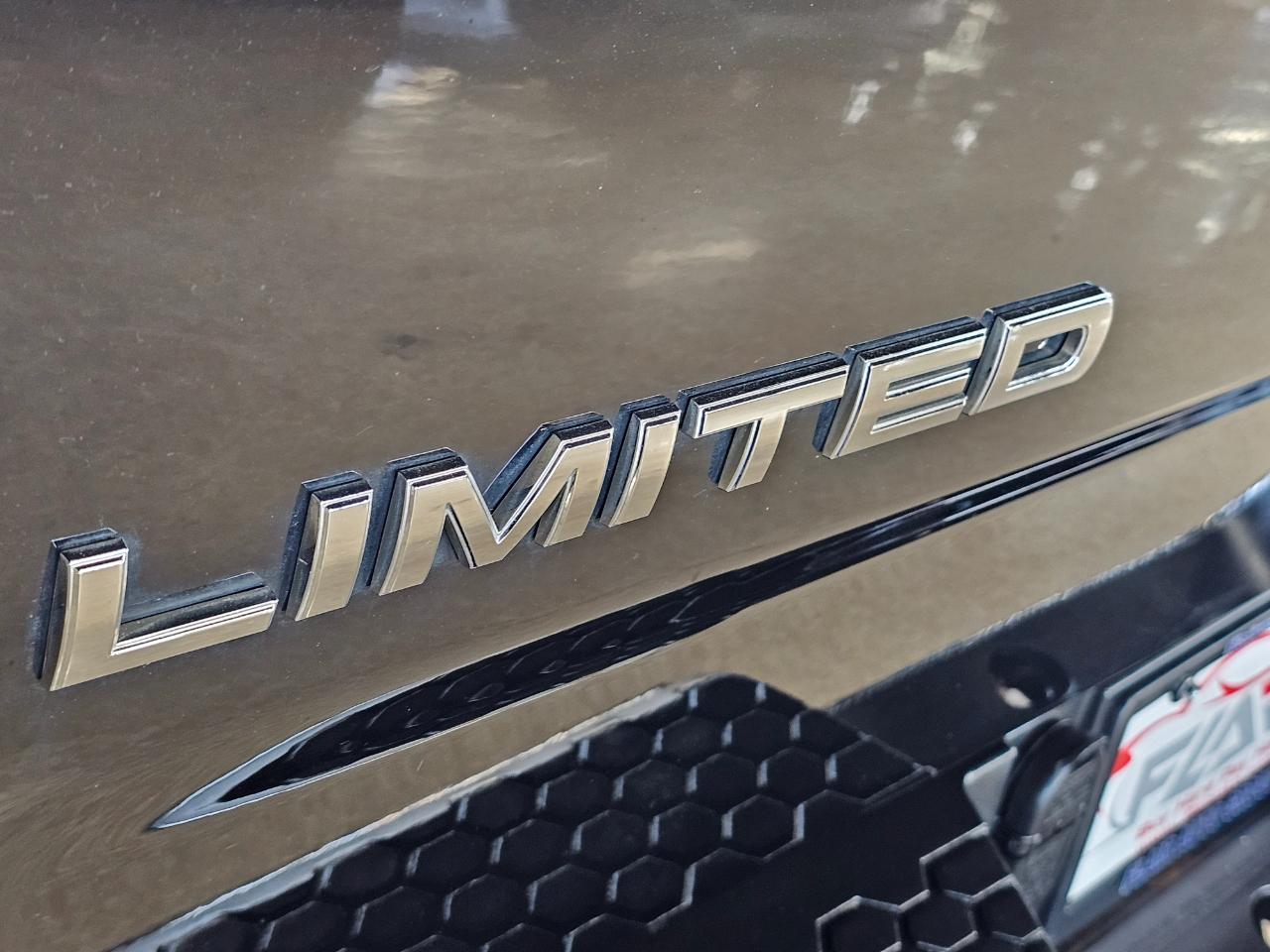 RAM 1500 4WD Crew Cab 140.5" Laramie Limited 2015