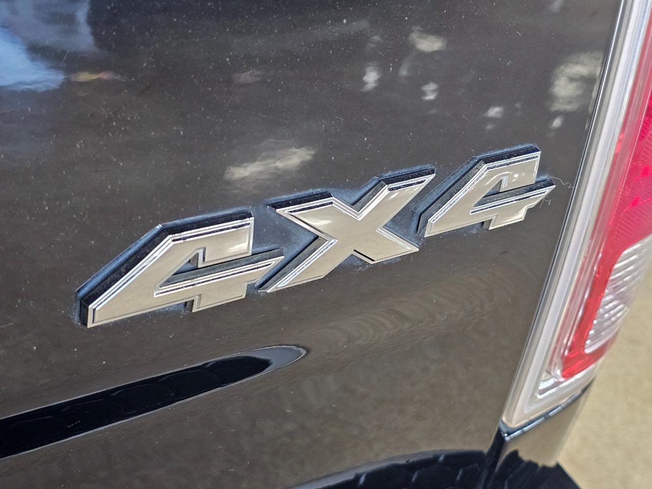 RAM 1500 4WD Crew Cab 140.5" Laramie Limited 2015