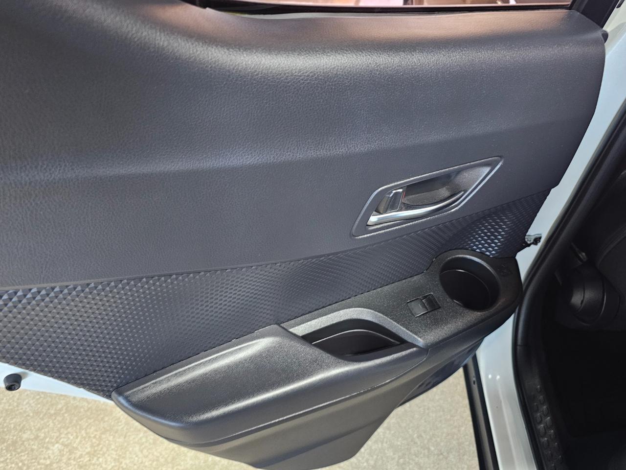 Toyota C-HR LE FWD (Natl) 2020