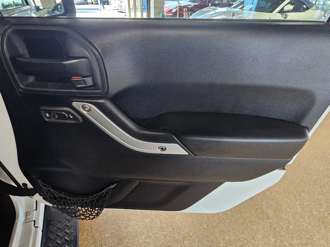 Jeep Wrangler Unlimited 4WD 4dr Sahara 2014