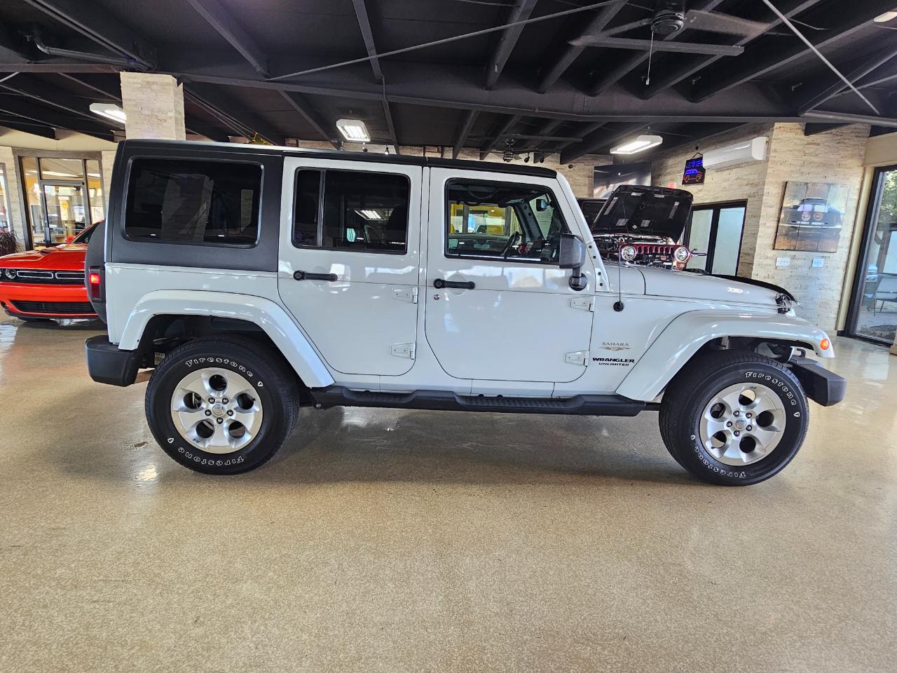 Jeep Wrangler Unlimited 4WD 4dr Sahara 2014