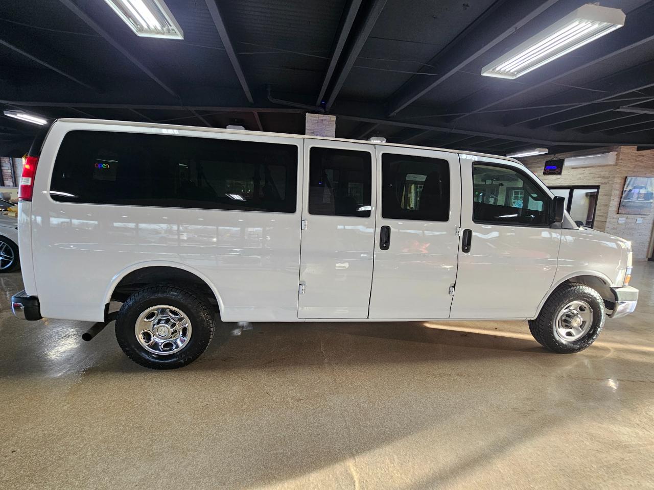 Chevrolet Express Passenger RWD 3500 155" LT w/1LT 2016