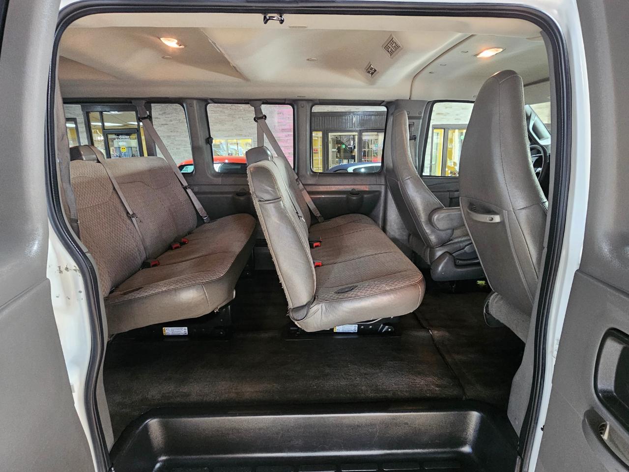 Chevrolet Express Passenger RWD 3500 155" LT w/1LT 2016