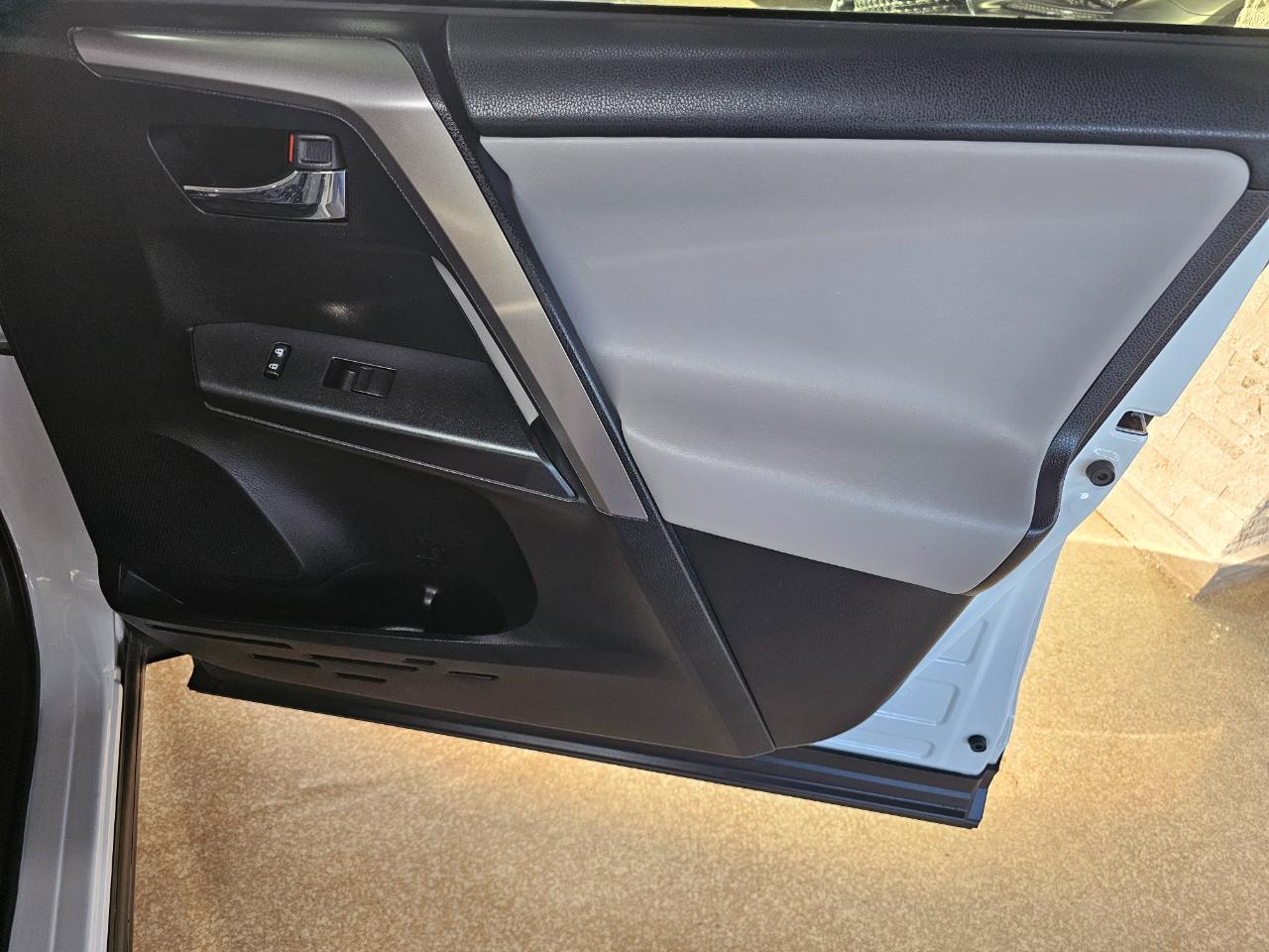 Toyota RAV4 FWD 4dr XLE (Natl) 2016