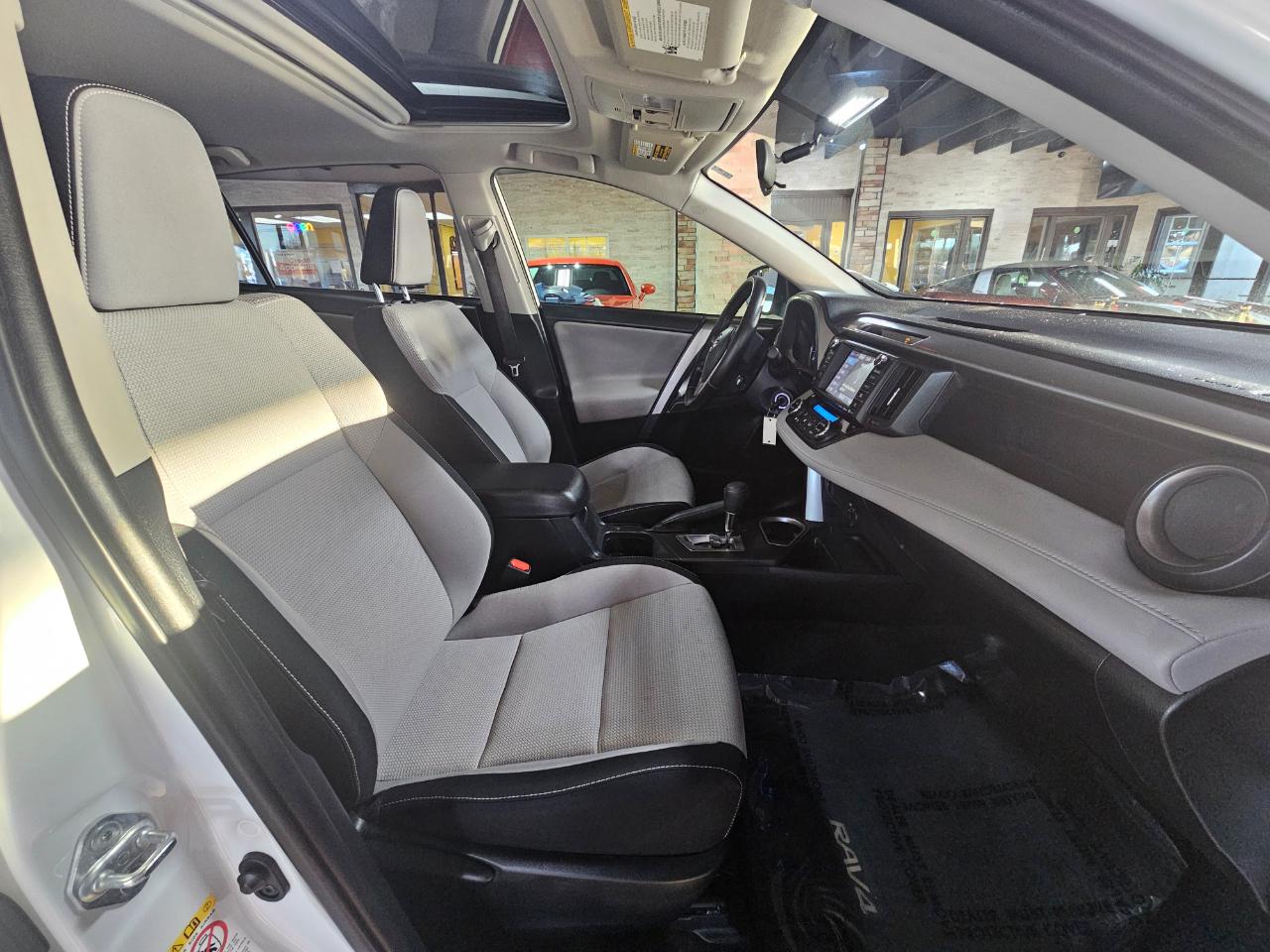 Toyota RAV4 FWD 4dr XLE (Natl) 2016