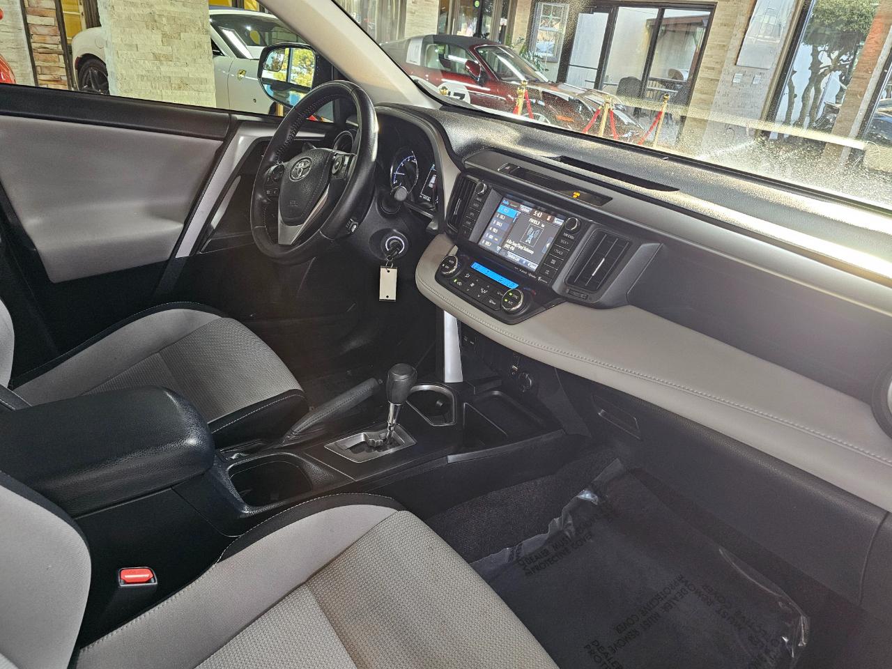 Toyota RAV4 FWD 4dr XLE (Natl) 2016