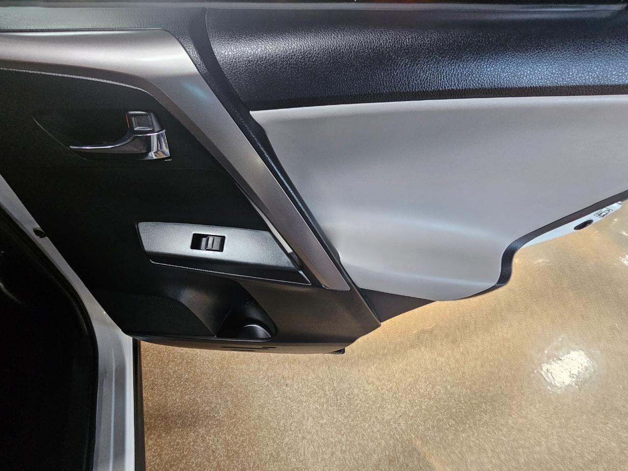 Toyota RAV4 FWD 4dr XLE (Natl) 2016