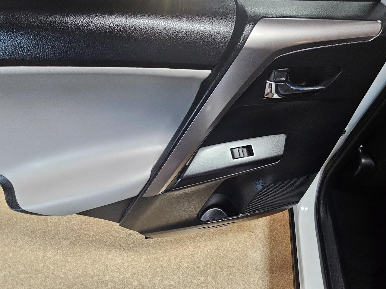 Toyota RAV4 FWD 4dr XLE (Natl) 2016