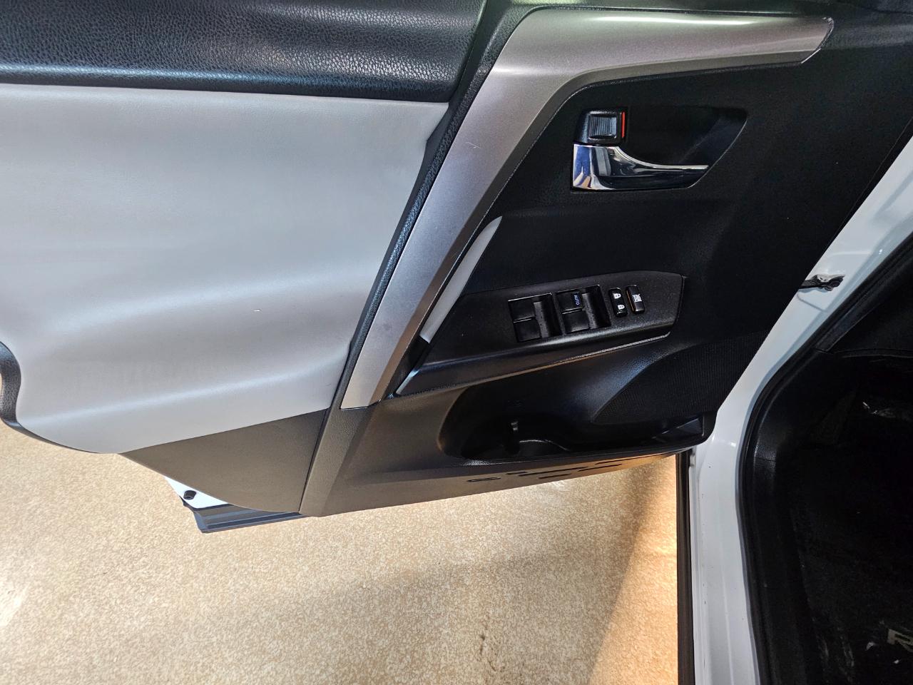 Toyota RAV4 FWD 4dr XLE (Natl) 2016