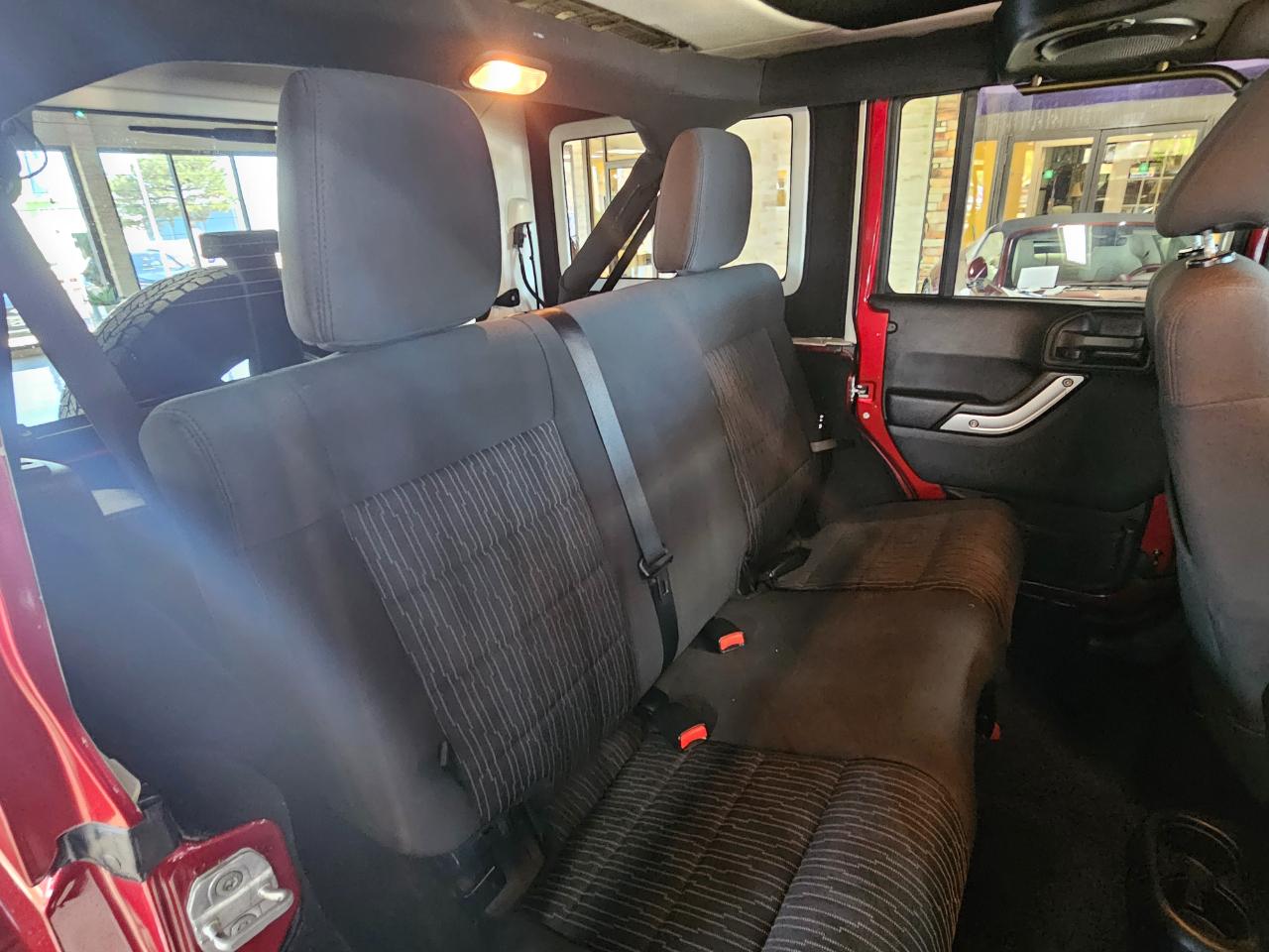 Jeep Wrangler Unlimited 4WD 4dr Rubicon 2012