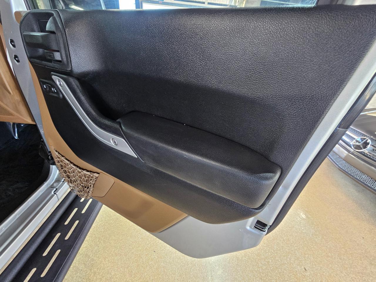 Jeep Wrangler Unlimited 4WD 4dr Sahara 2012