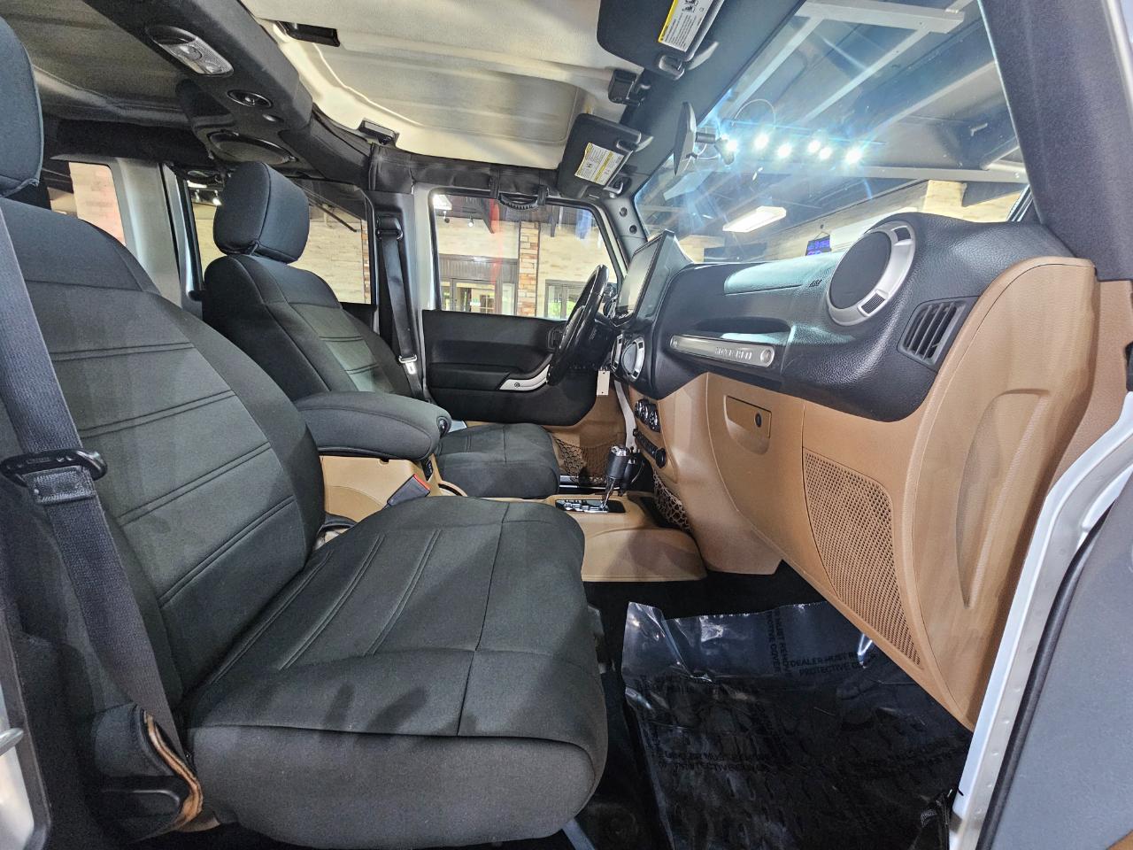 Jeep Wrangler Unlimited 4WD 4dr Sahara 2012