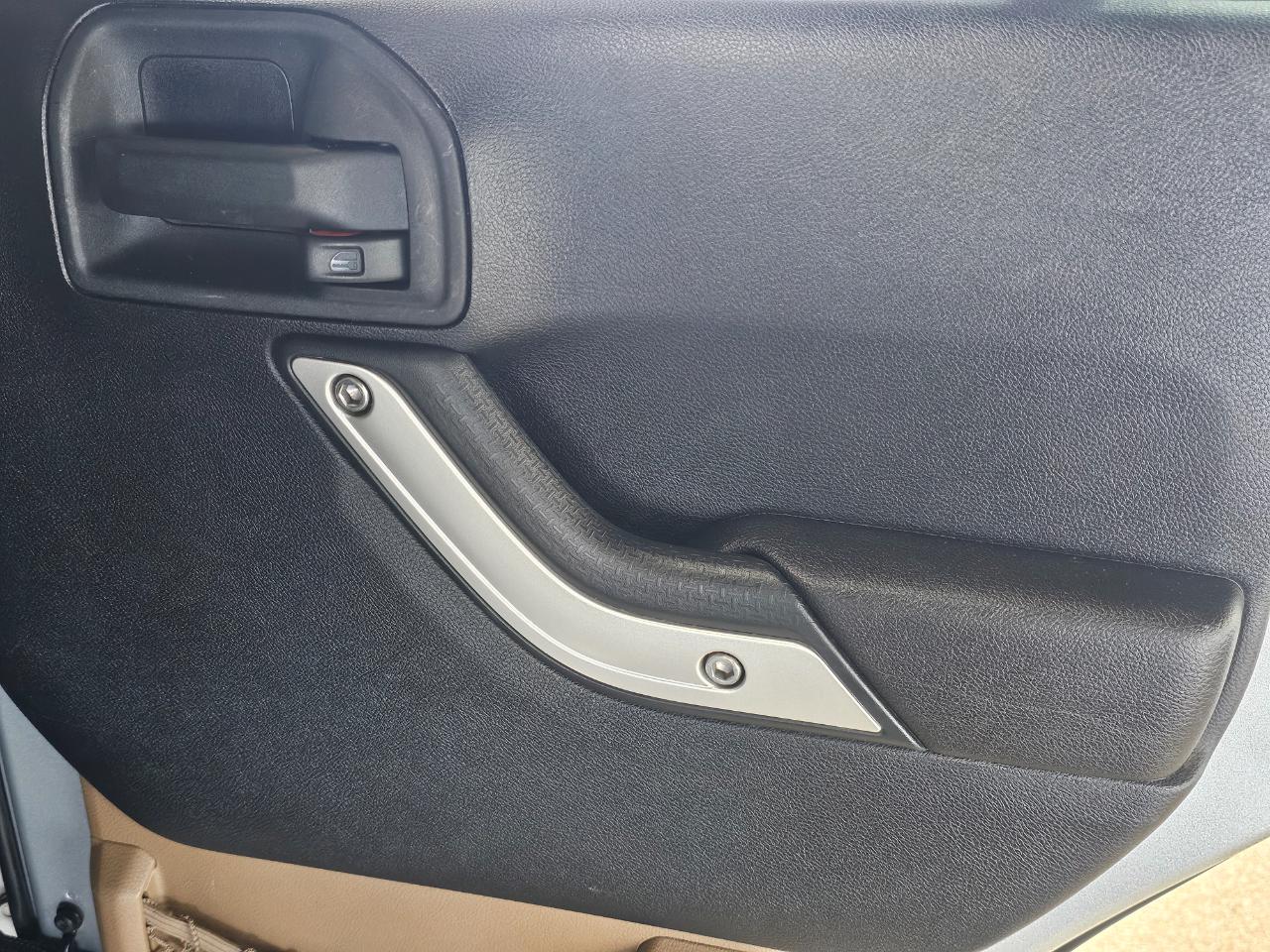 Jeep Wrangler Unlimited 4WD 4dr Sahara 2012