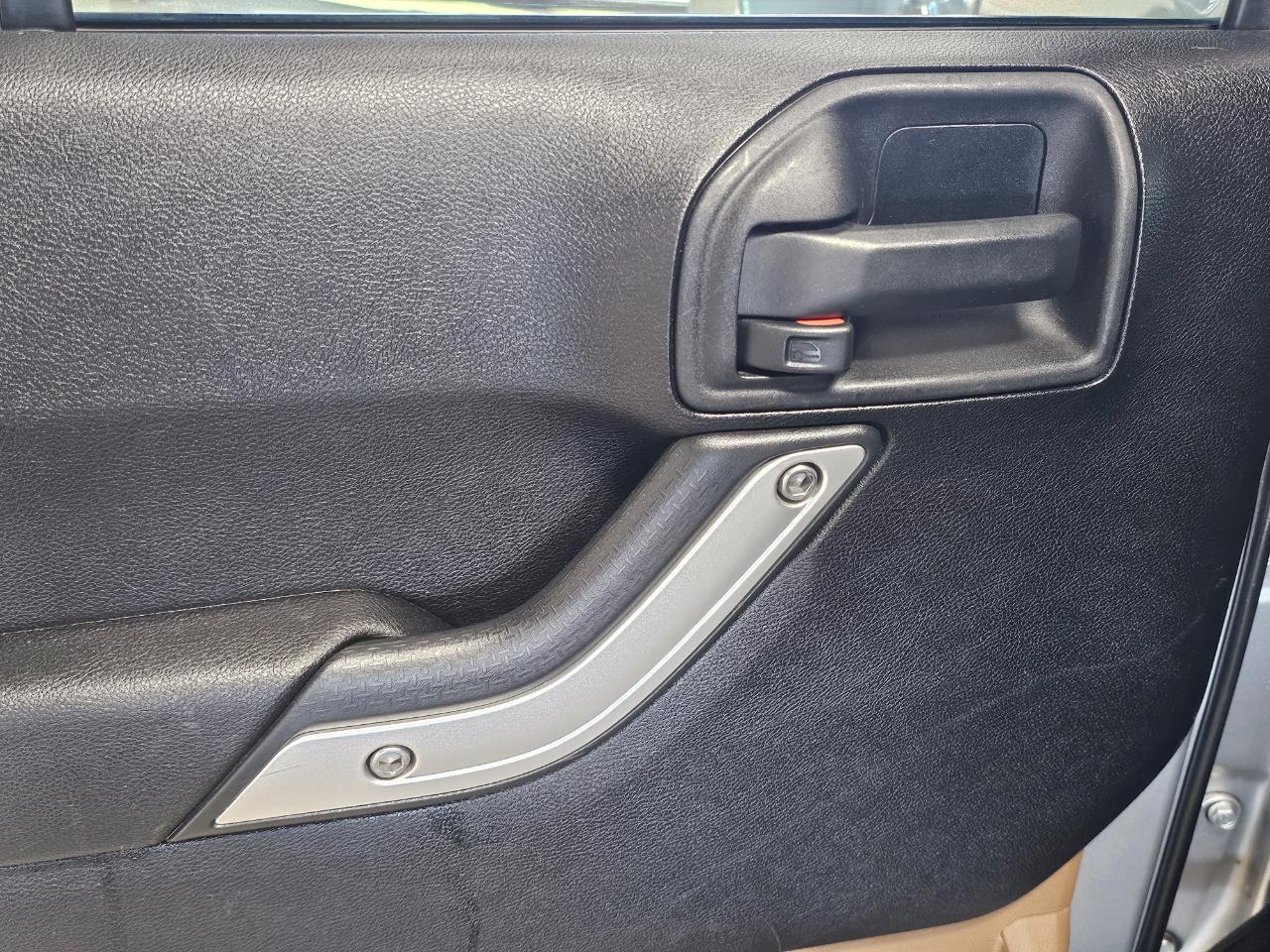 Jeep Wrangler Unlimited 4WD 4dr Sahara 2012