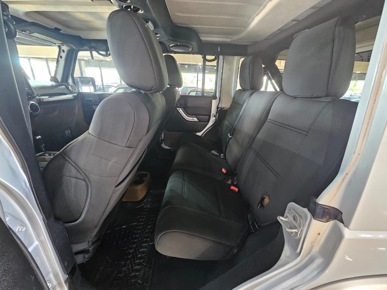 Jeep Wrangler Unlimited 4WD 4dr Sahara 2012