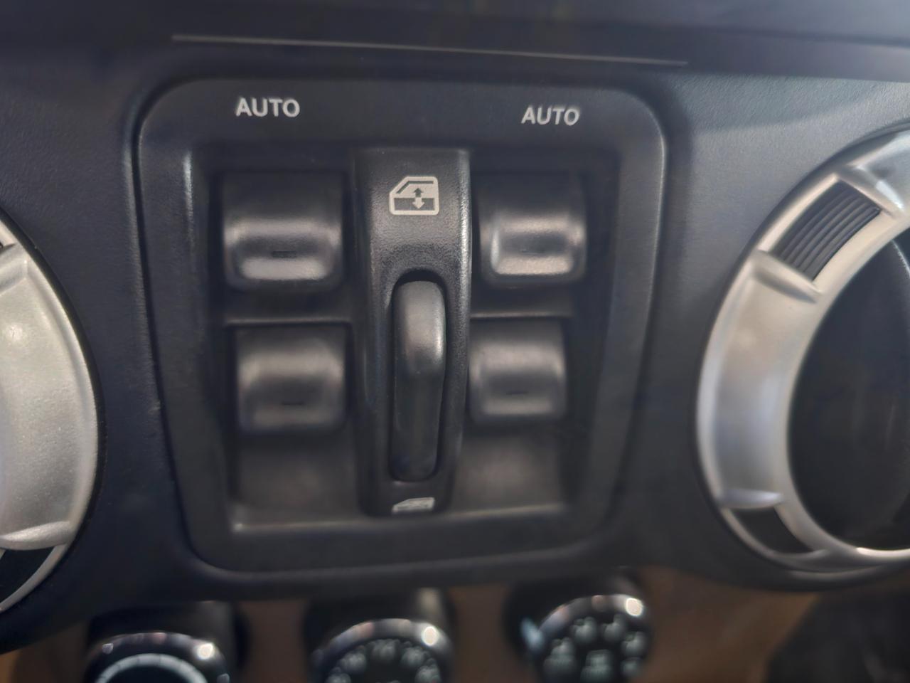 Jeep Wrangler Unlimited 4WD 4dr Sahara 2012