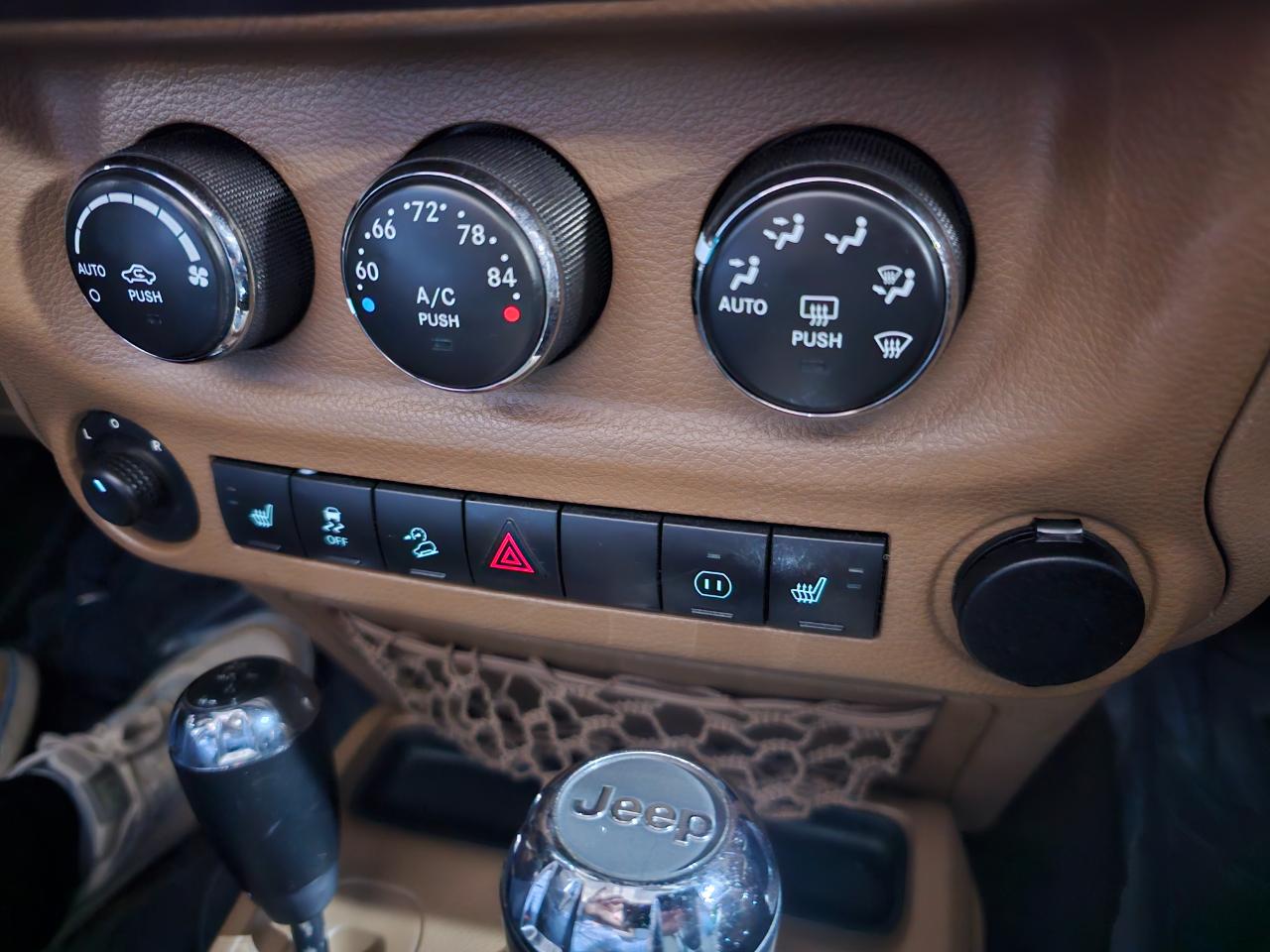 Jeep Wrangler Unlimited 4WD 4dr Sahara 2012