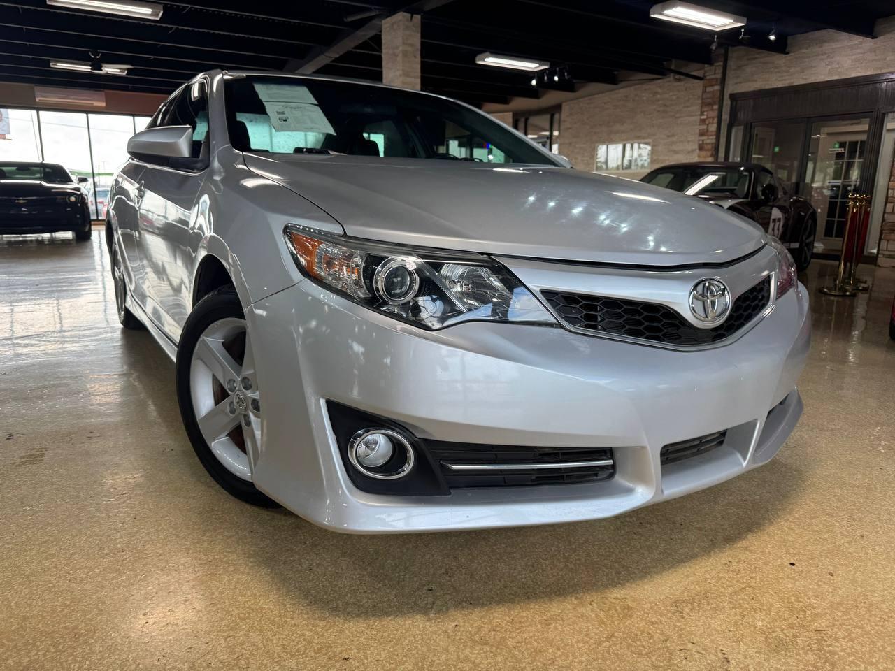 Toyota Camry 4dr Sdn I4 Auto SE (Natl) 2012