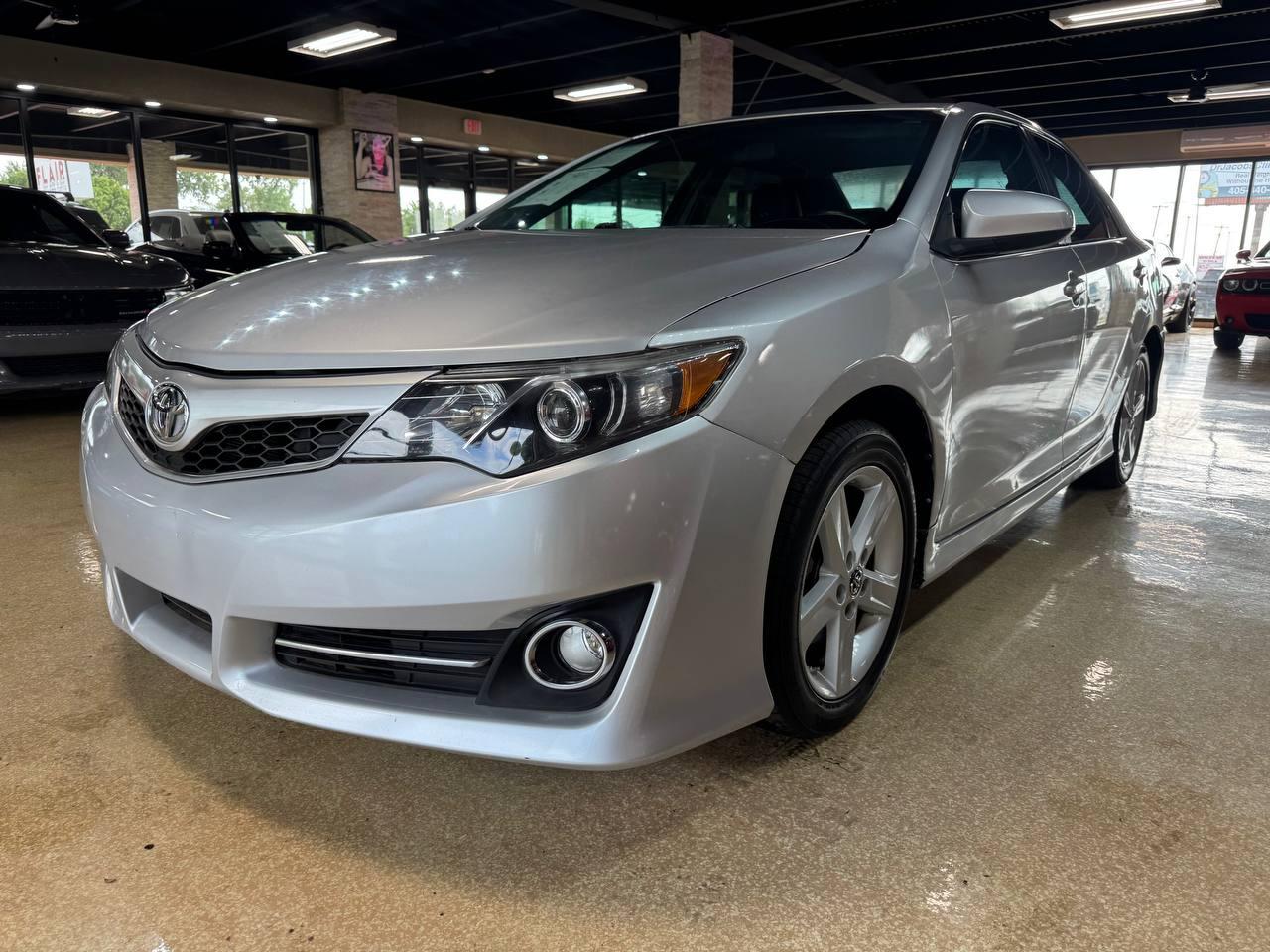 Toyota Camry 4dr Sdn I4 Auto SE (Natl) 2012