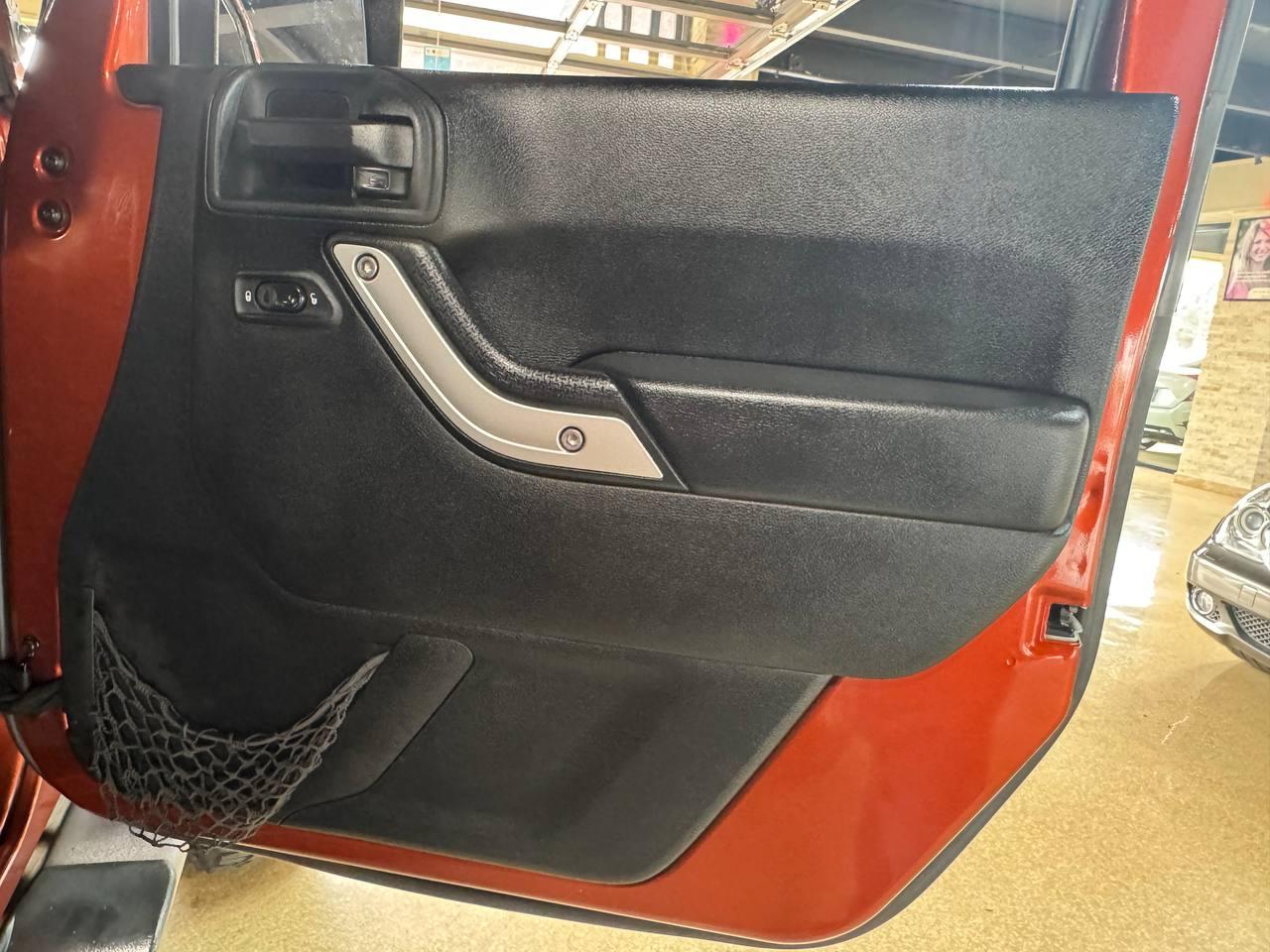 Jeep Wrangler Unlimited 4WD 4dr Sahara 2014