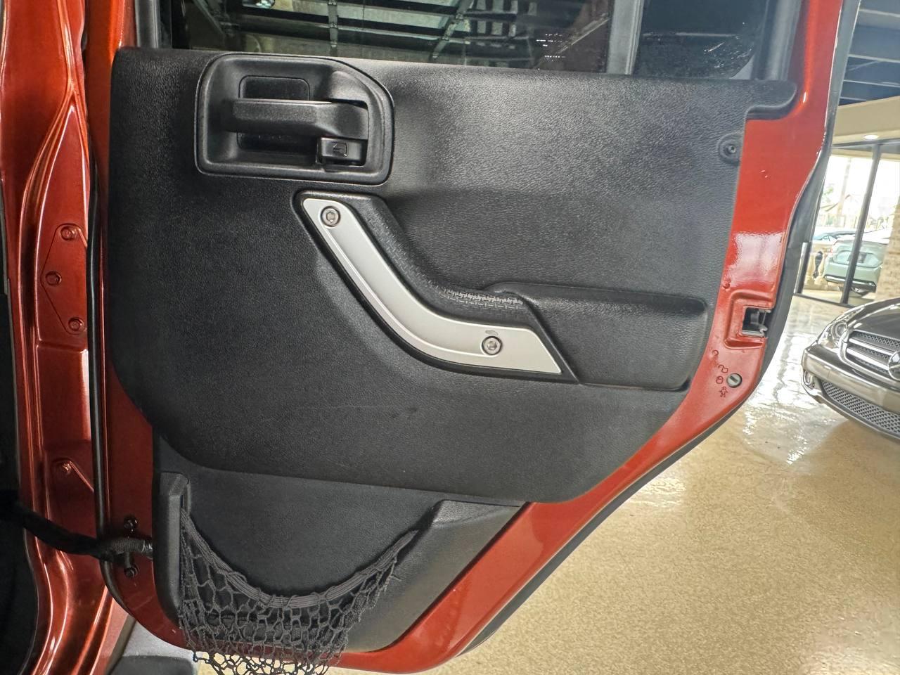 Jeep Wrangler Unlimited 4WD 4dr Sahara 2014