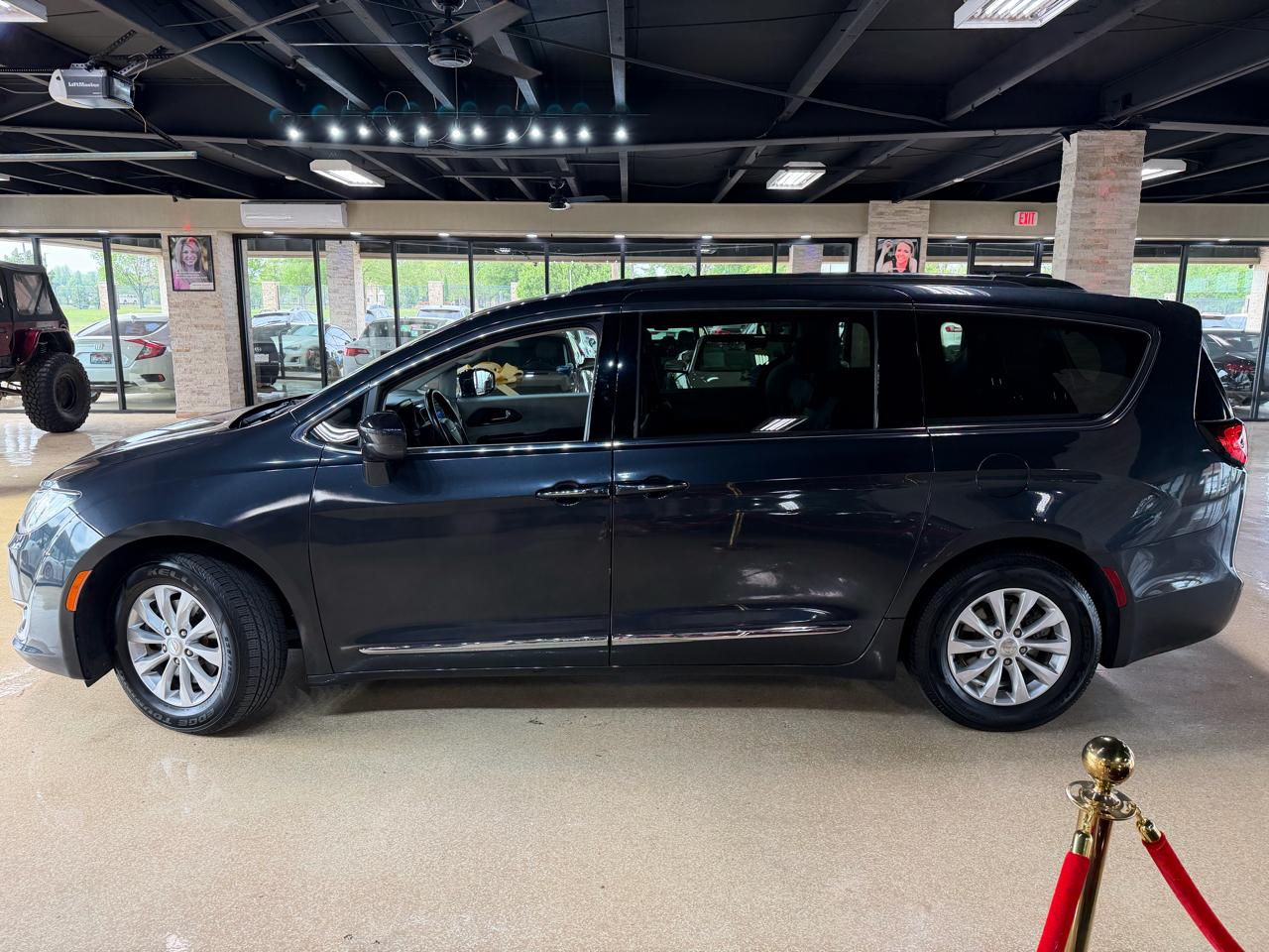 Chrysler Pacifica Touring L FWD 2019