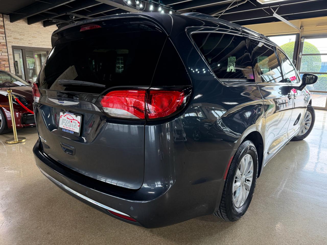 Chrysler Pacifica Touring L FWD 2019