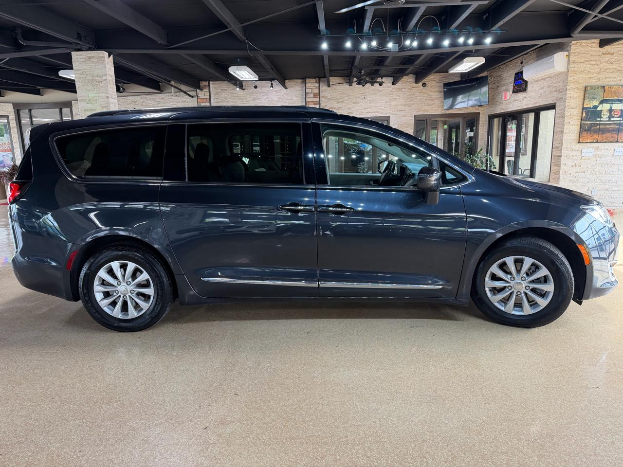 Chrysler Pacifica Touring L FWD 2019