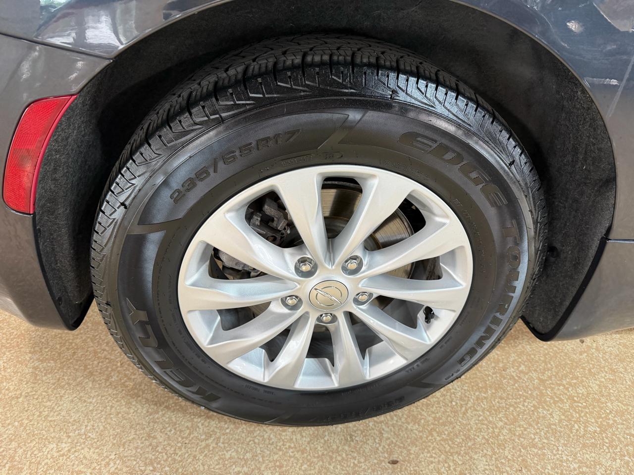 Chrysler Pacifica Touring L FWD 2019