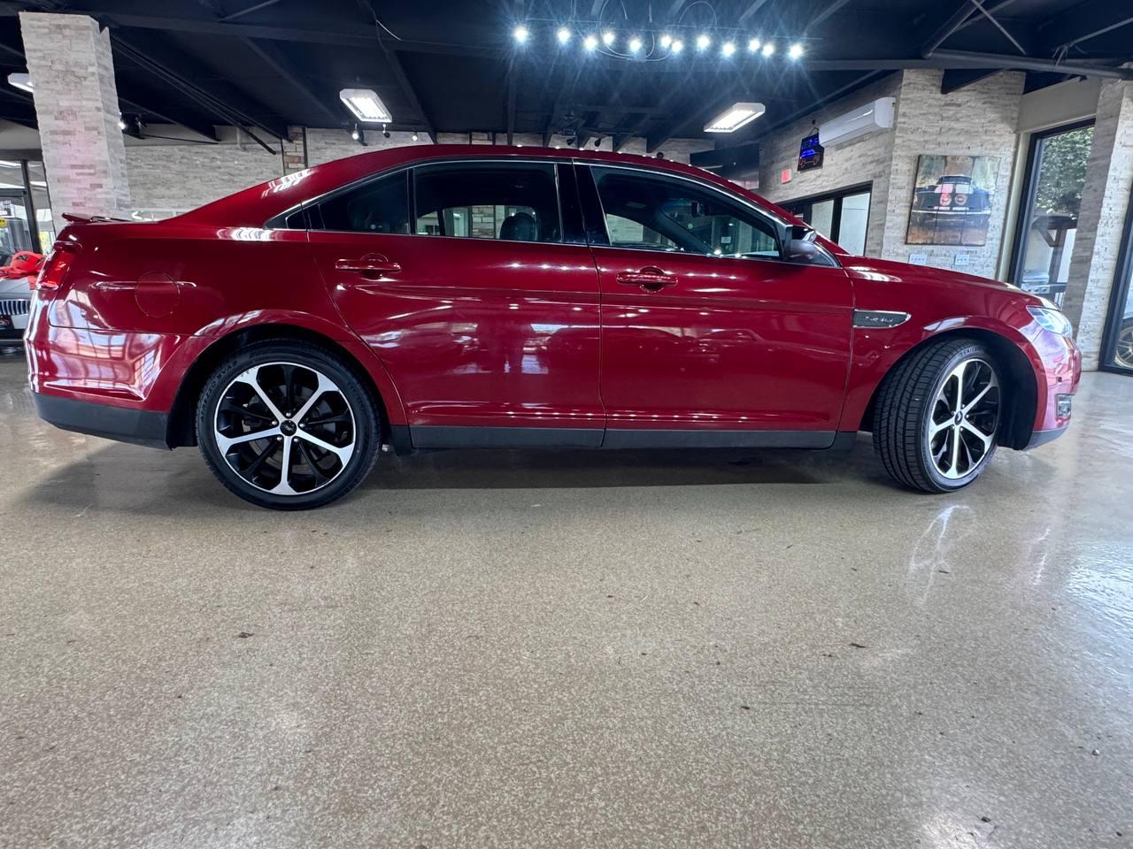 Ford Taurus 4dr Sdn SHO AWD 2016