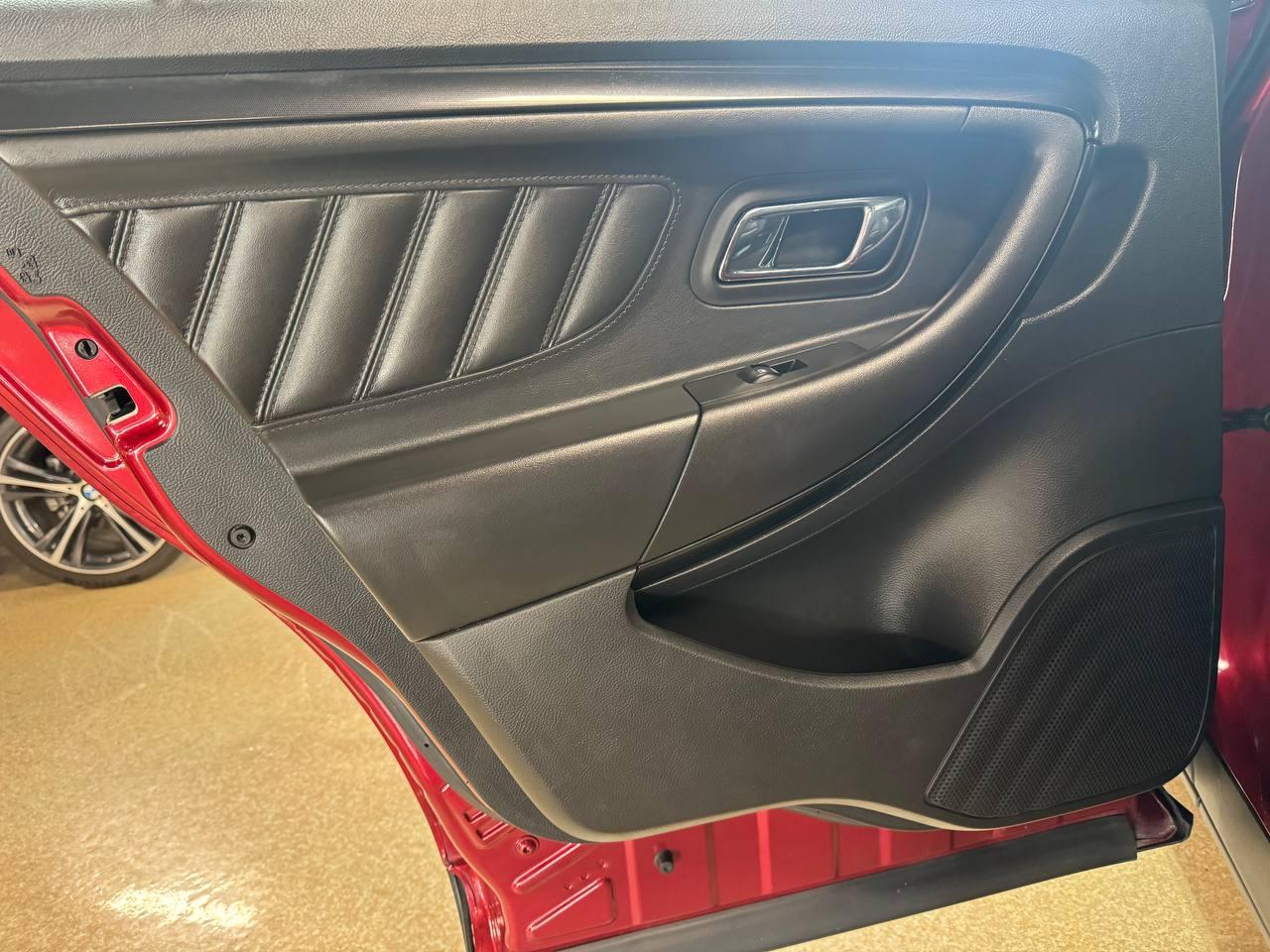 Ford Taurus 4dr Sdn SHO AWD 2016