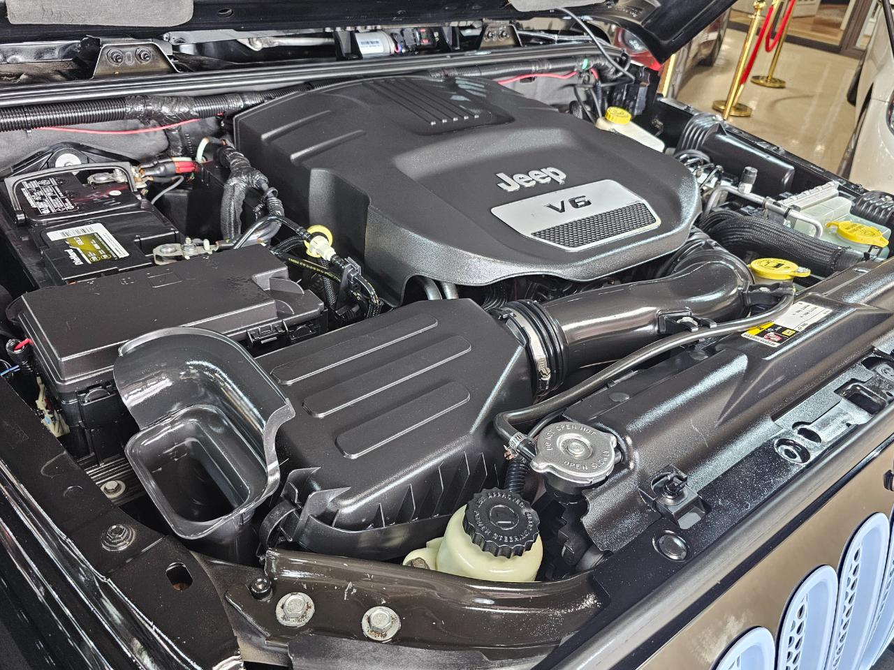 Jeep Wrangler Unlimited 4WD 4dr Altitude 2012