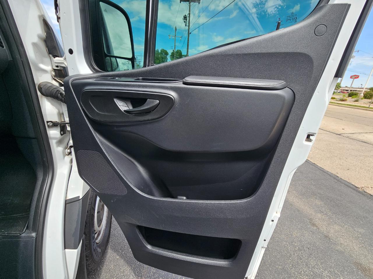 Mercedes-Benz Sprinter Van 2500 Standard Roof I4 Gas 144" RWD 2021